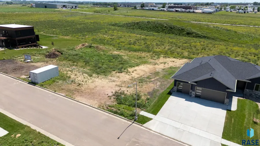 1801 E Wallin Cir, Sioux Falls, SD 57104 - #2