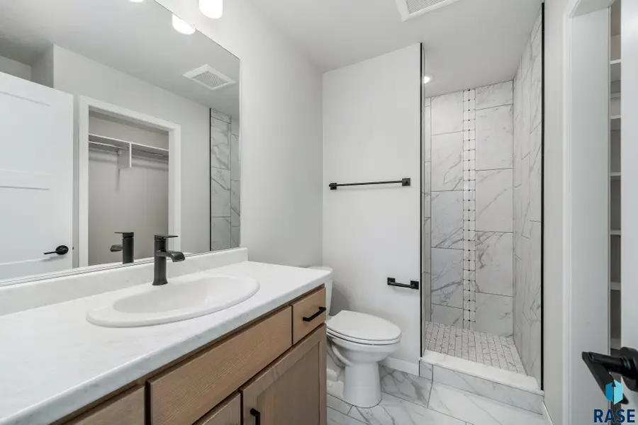 901 N Main St, Lennox, SD 57039 - #2