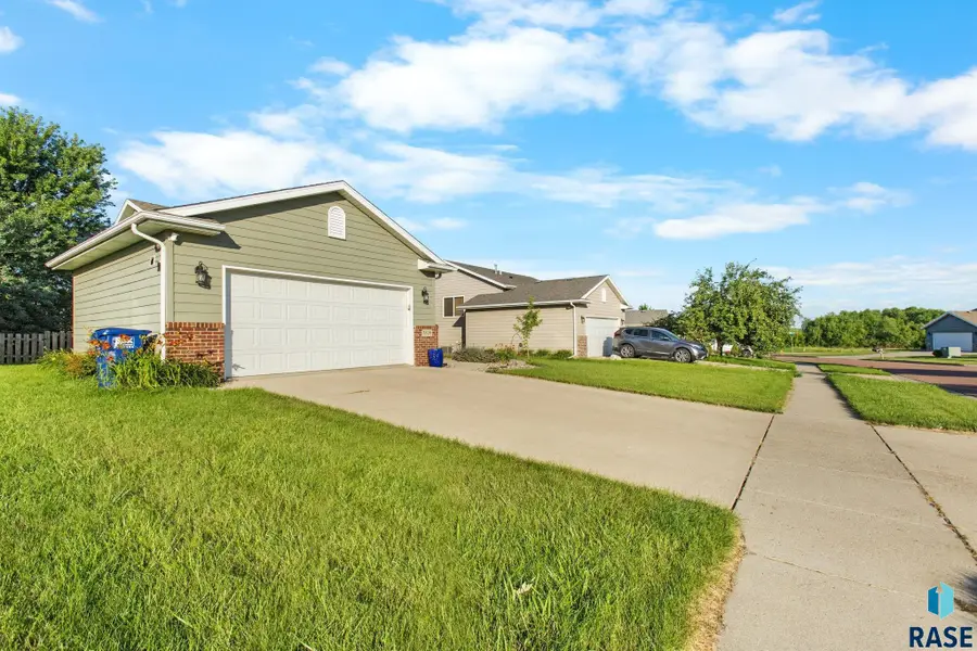 5809 W Oakcrest Dr, Sioux Falls, SD 57107 - #2