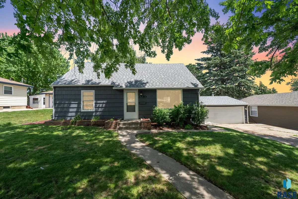 2720 S Summit Ave, Sioux Falls, SD 57105 - #1