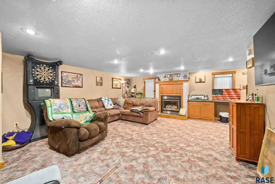 1013 N Blue Mound Ave, Luverne, MN 56156 - #3