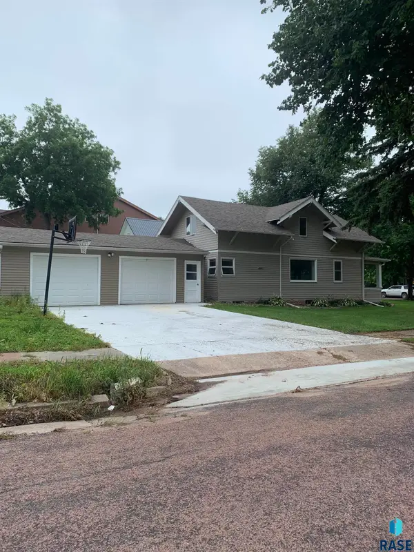 402 E 7th St, Dell Rapids, SD 57022