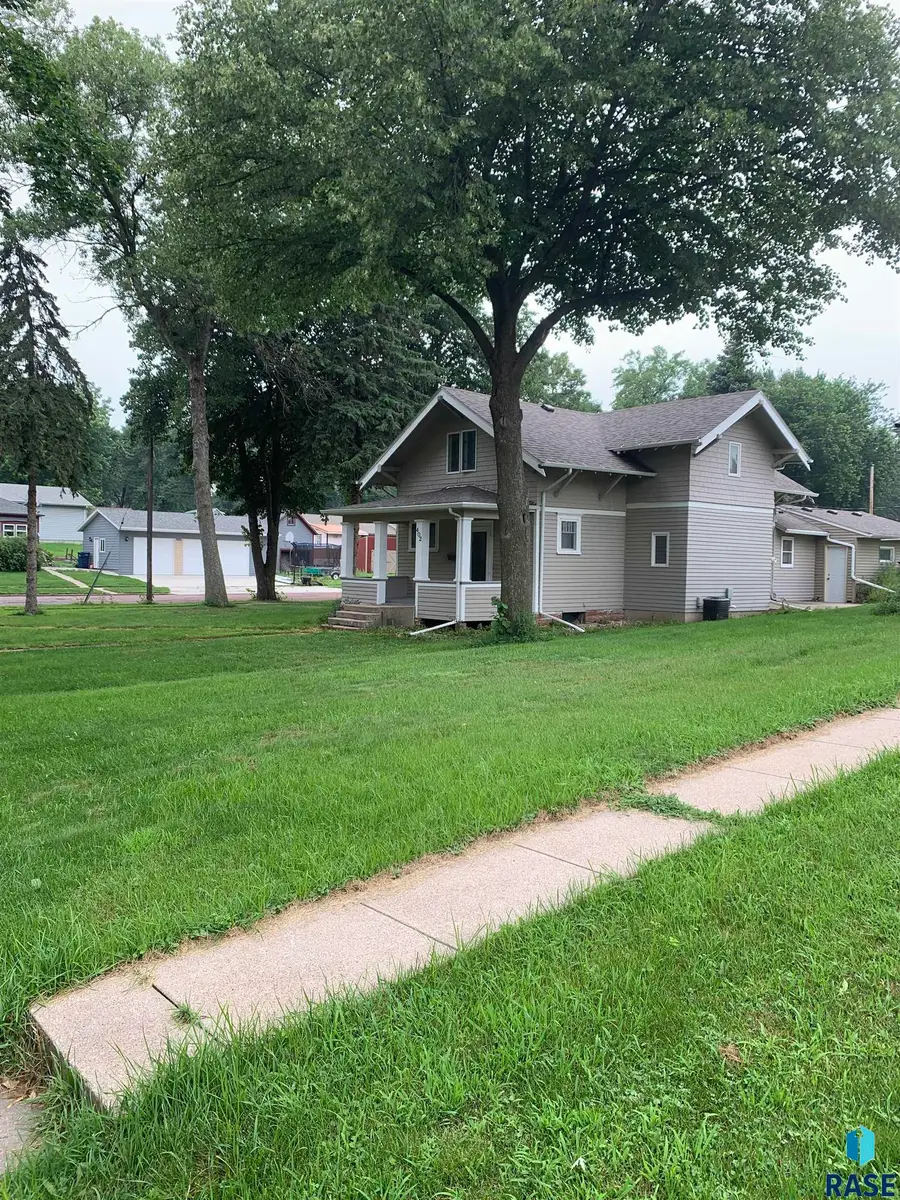 402 E 7th St, Dell Rapids, SD 57022 - #3