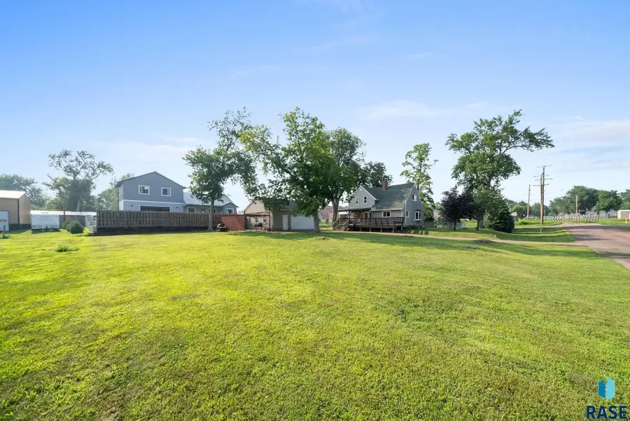 511 E 3rd St, Dell Rapids, SD 57022 - #3