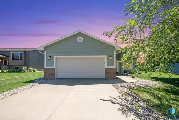 1005 Perry Ln, Harrisburg, SD 57032