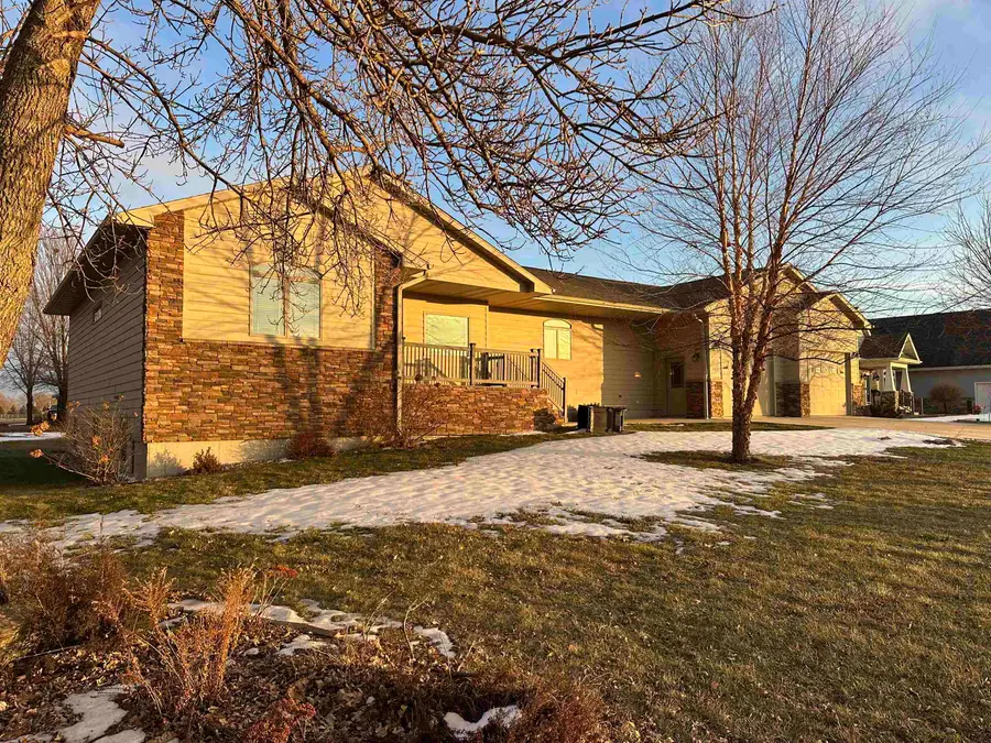 1020 S Dewald St, Freeman, SD 57029 - #3