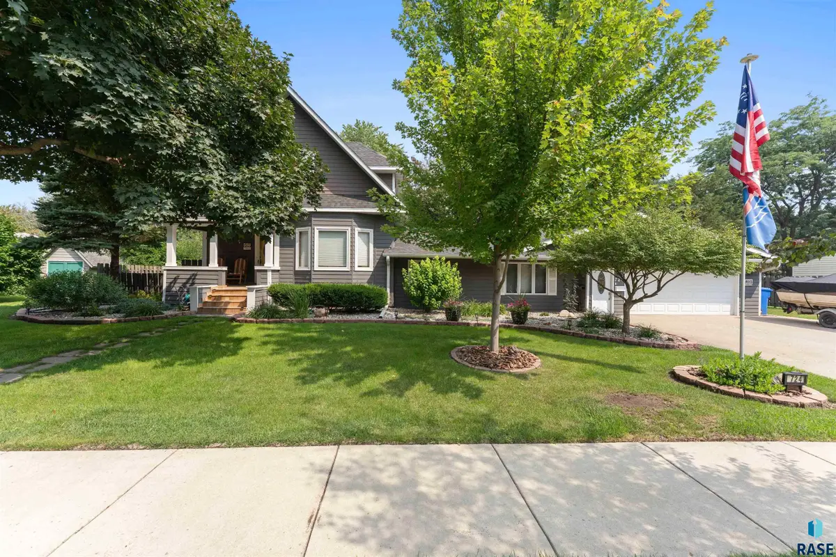 724 NE 6th St, Madison, SD 57042 - #1
