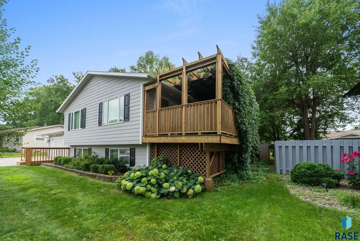 1513 E Sylvan Cir, Brandon, SD 57005 - #1