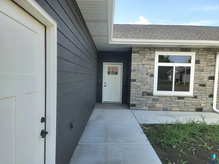 441 E Center Ave, Salem, SD 57058 - #2