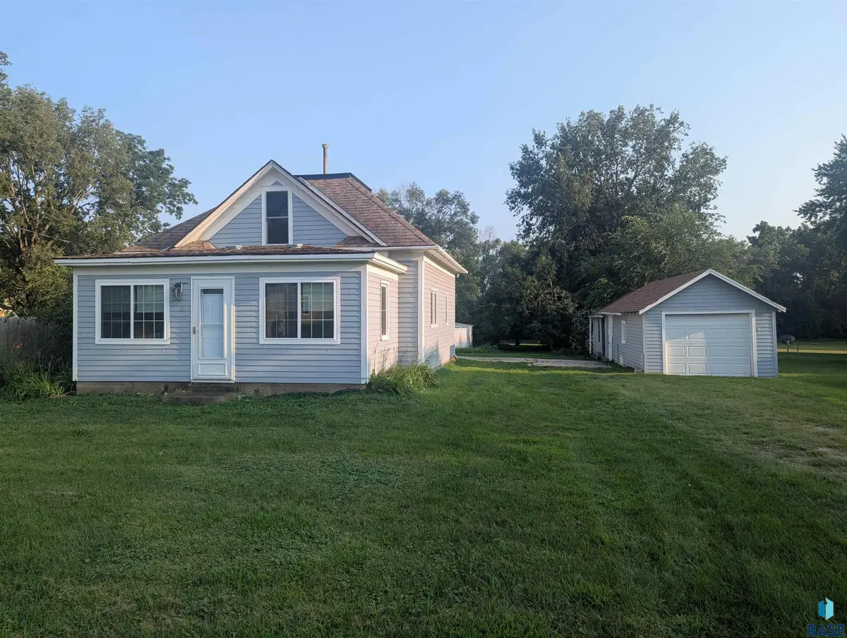 1221 W Vermillion St, Centerville, SD 57014 - #1