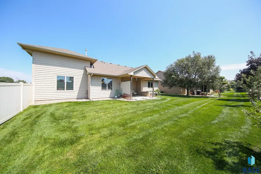 4501 E Kearney Pl, Sioux Falls, SD 57110 - #2