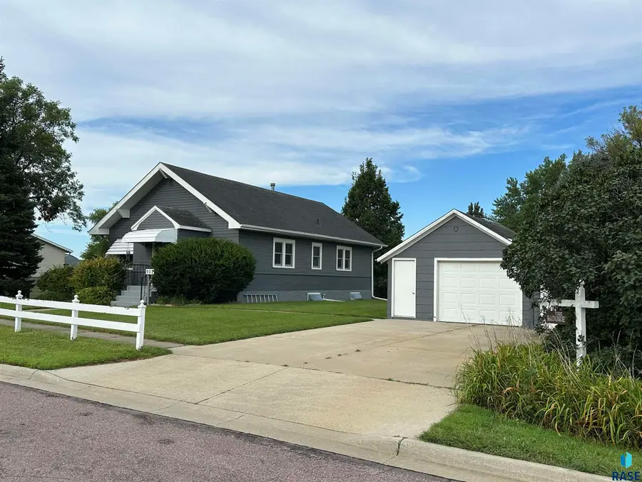 507 1st St N, Beresford, SD 57004 - #2
