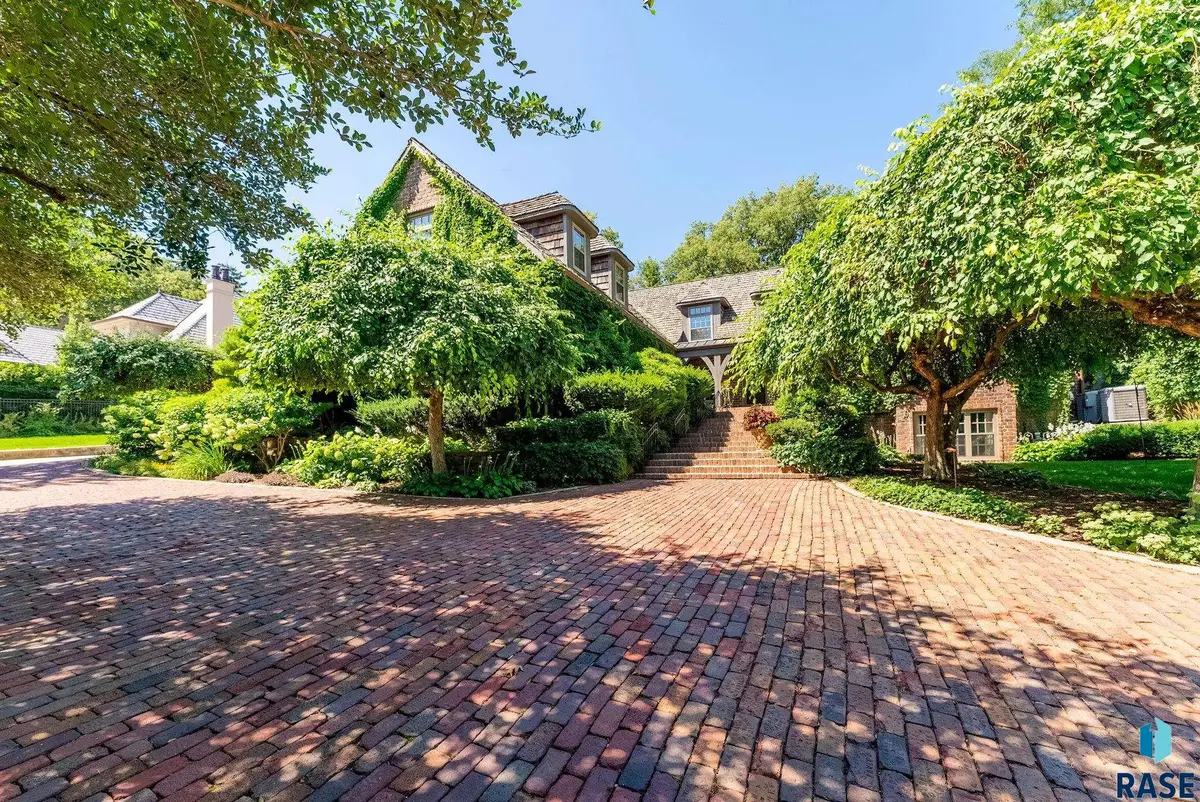 11 S Riverview Hts, Sioux Falls, SD 57105 - #1