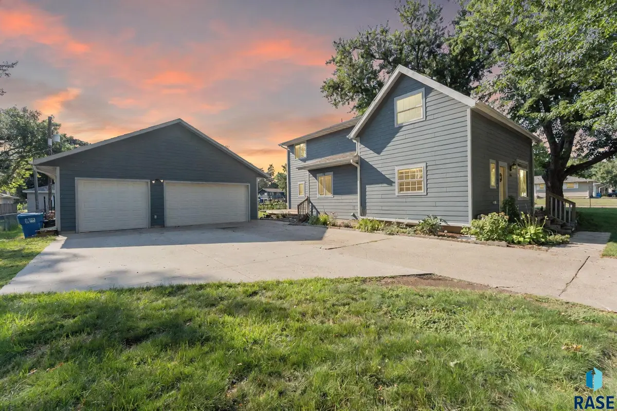 3005 S Hawthorne Ave, Sioux Falls, SD 57105 - #1