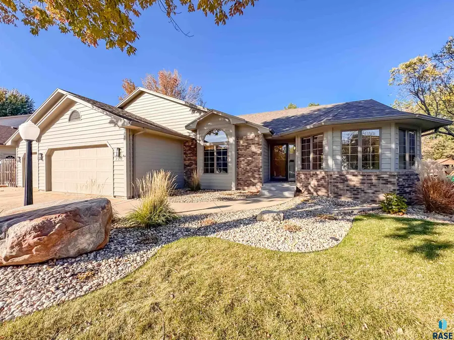 720 E 61st St, Sioux Falls, SD 57108 - #2