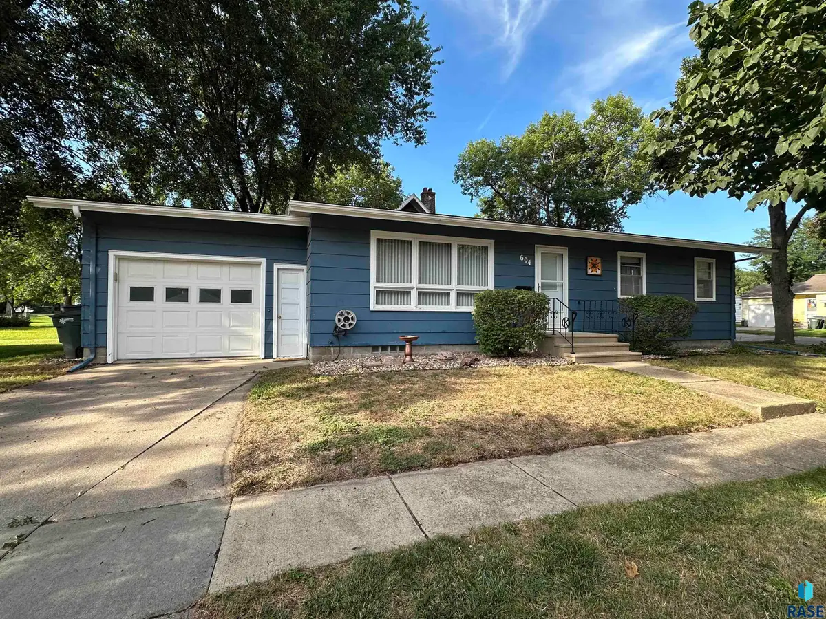 604 W Warren St, Luverne, MN 56156 - #1