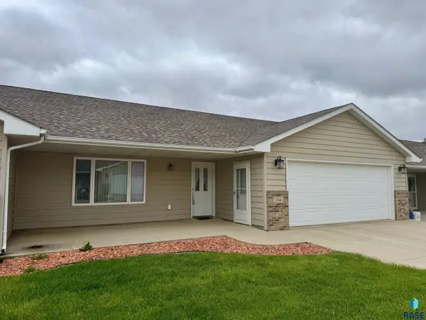 207 W 5th St #104, Hartford, SD 57033