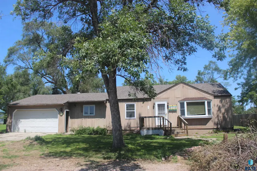 304 E Main St, Woonsocket, SD 57385 - #3