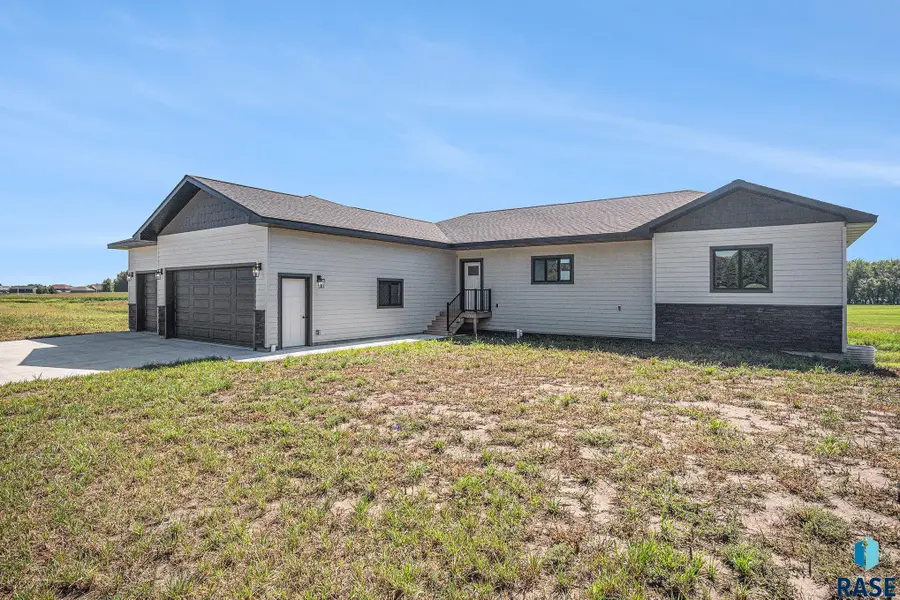 823 Harter Dr, Madison, SD 57042 - #3