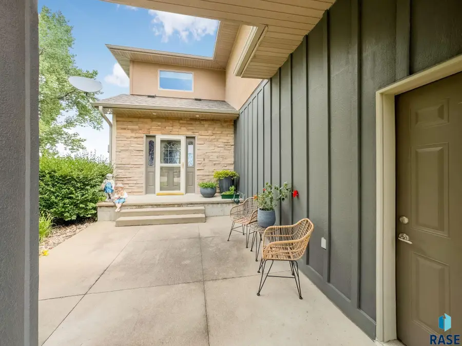 6008 Sunset Blvd, Madison, SD 57042 - #2