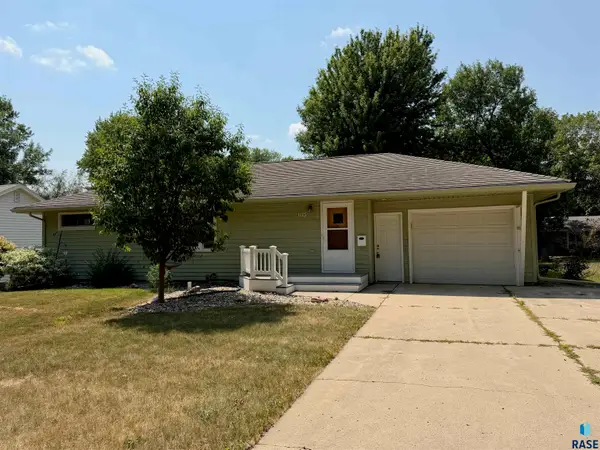 N Elmhurst St, Luverne, MN 56156
