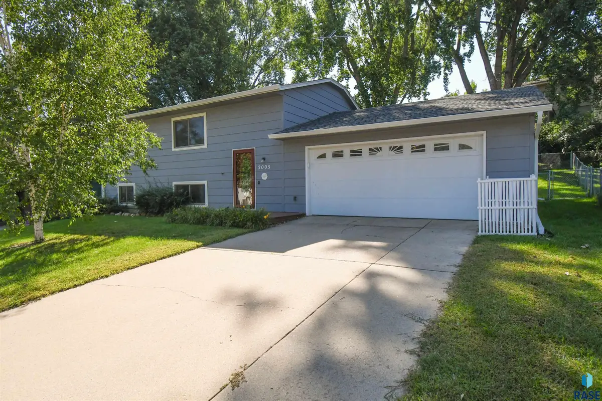 2005 E Tracy Ln, Sioux Falls, SD 57103 - #1