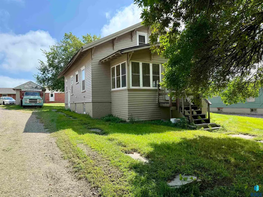 208 S Clark Ave, Irene, SD 57037 - #2