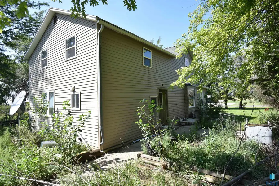407 W Main St, Delmont, SD 57330 - #2
