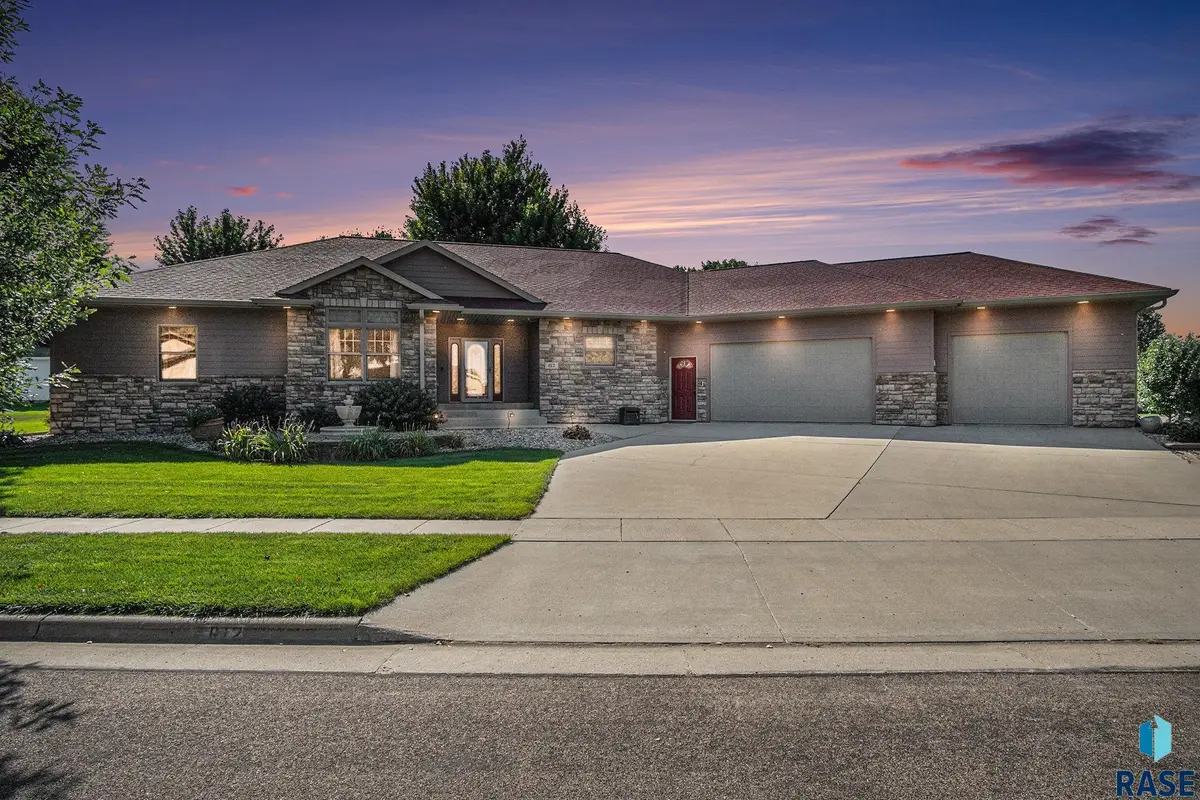 612 Britz Dr, Luverne, MN 56156 - #1