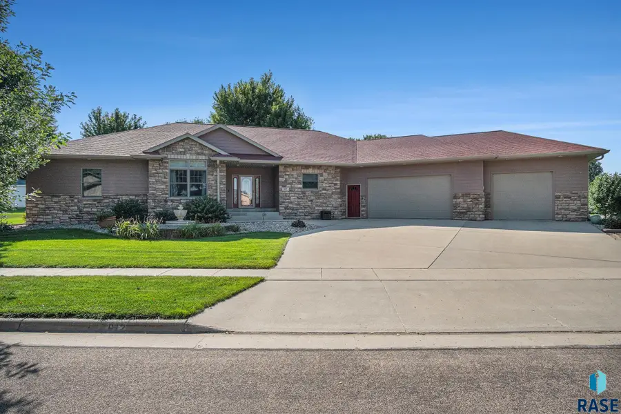 612 Britz Dr, Luverne, MN 56156 - #2