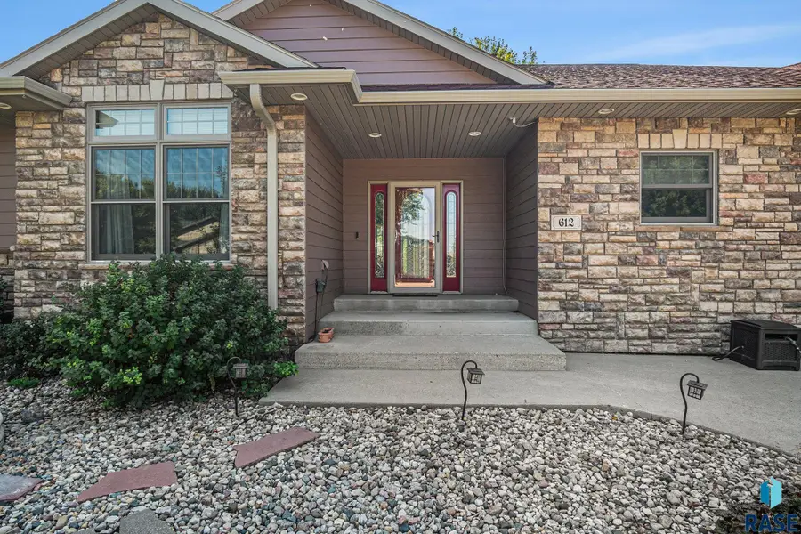 612 Britz Dr, Luverne, MN 56156 - #3