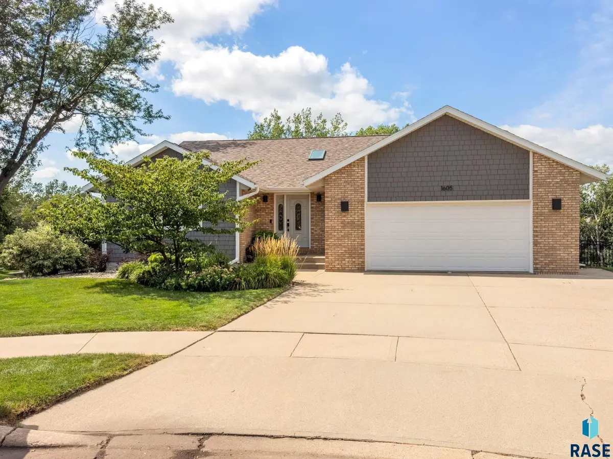 1605 S Silver Creek Cir, Sioux Falls, SD 57106 - #1