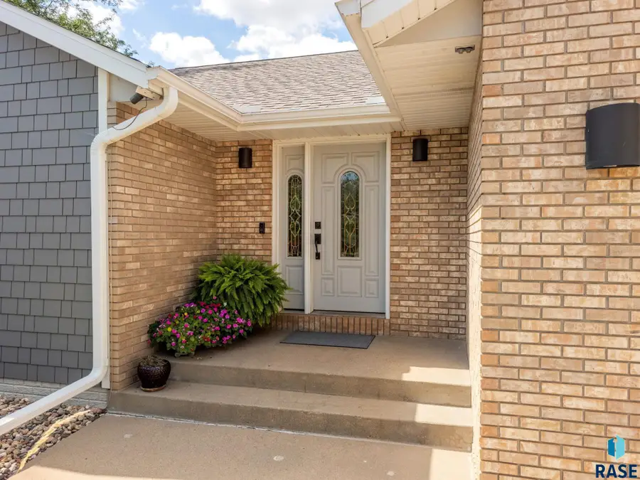 1605 S Silver Creek Cir, Sioux Falls, SD 57106 - #2