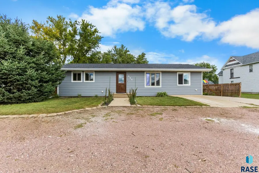 306 E Maple St, Beresford, SD 57004 - #2