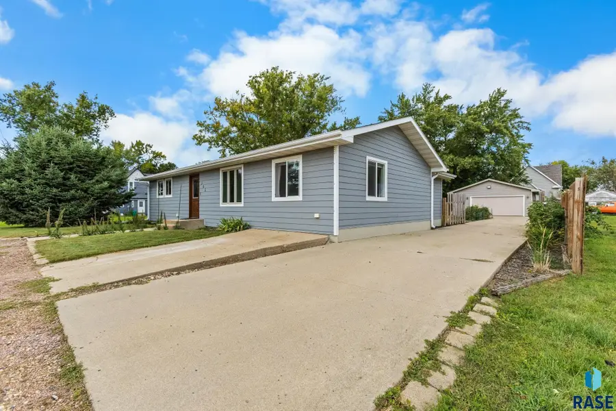 306 E Maple St, Beresford, SD 57004 - #3