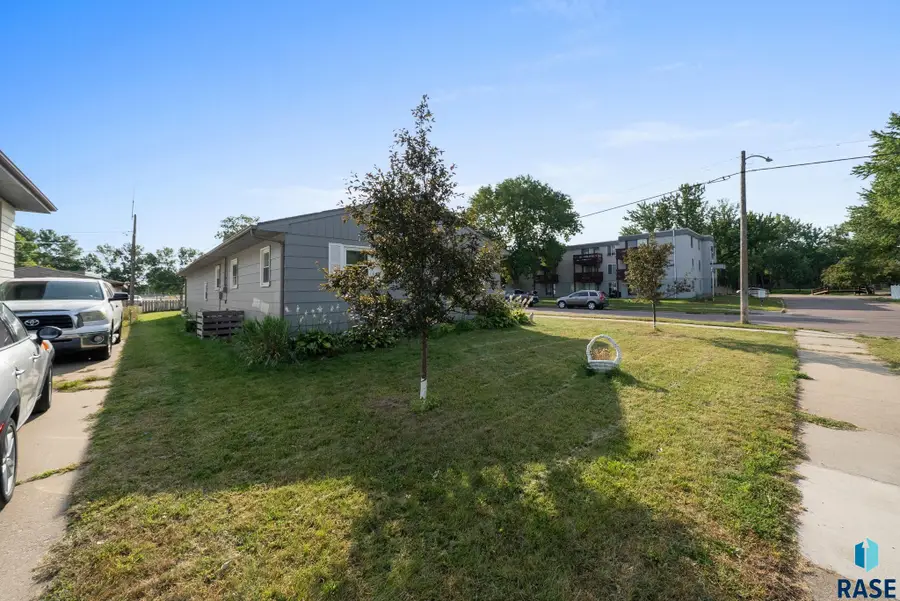 2208 W 2nd St, Sioux Falls, SD 57104 - #3