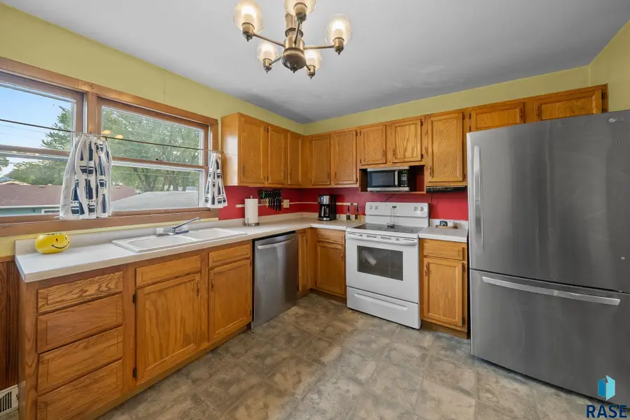 1444 S Bahnson Ave, Sioux Falls, SD 57103 - #2