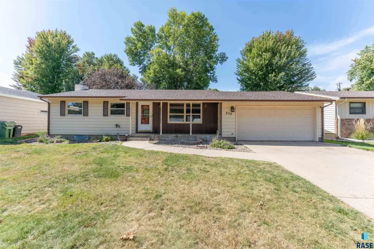 933 S Grandview Ave, Sioux Falls, SD 57103 - #1
