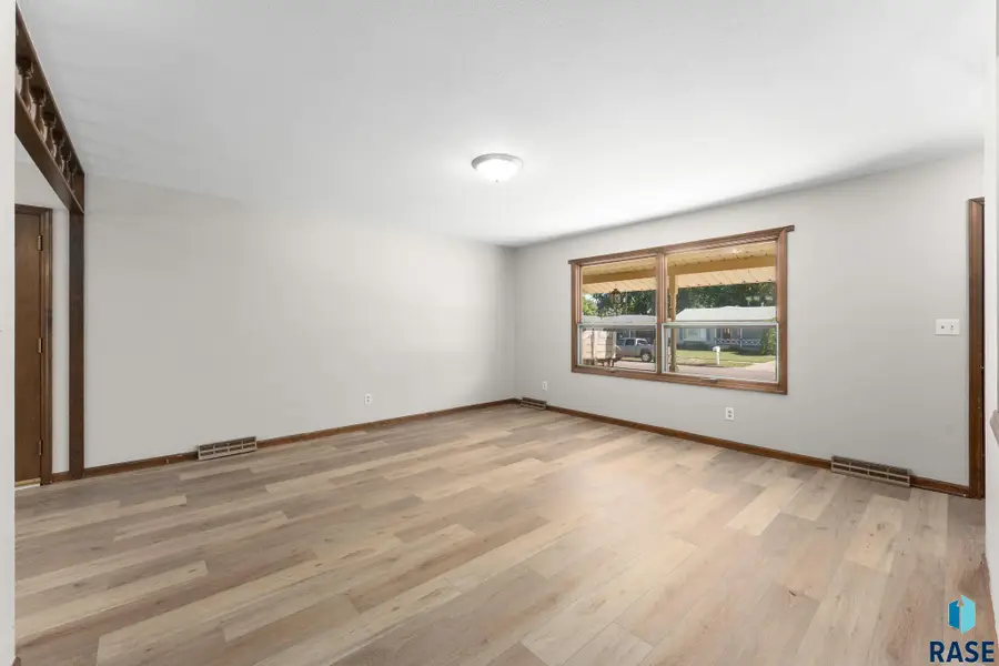 933 S Grandview Ave, Sioux Falls, SD 57103 - #3