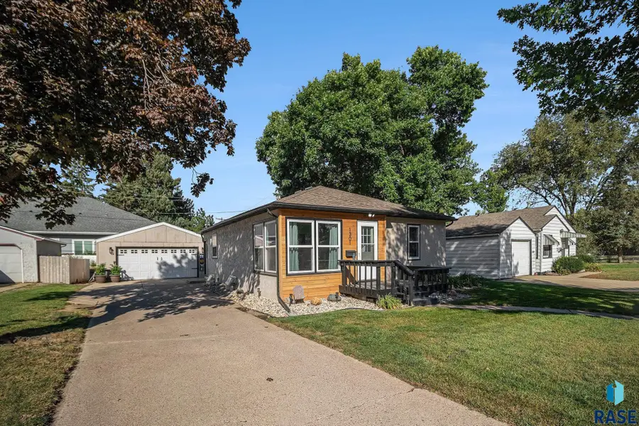 1301 S Gary Dr, Sioux Falls, SD 57103 - #2
