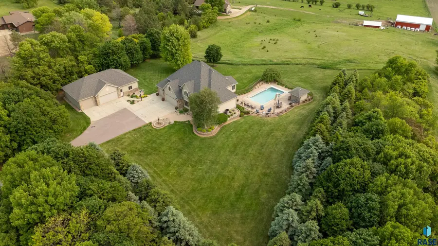 809 W 3rd St, Dell Rapids, SD 57022 - #2