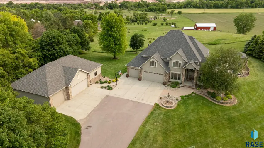 809 W 3rd St, Dell Rapids, SD 57022 - #3