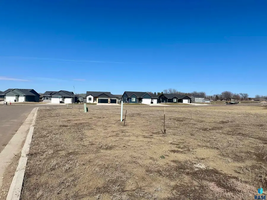 904 Sundance St, Valley Springs, SD 57068 - #2