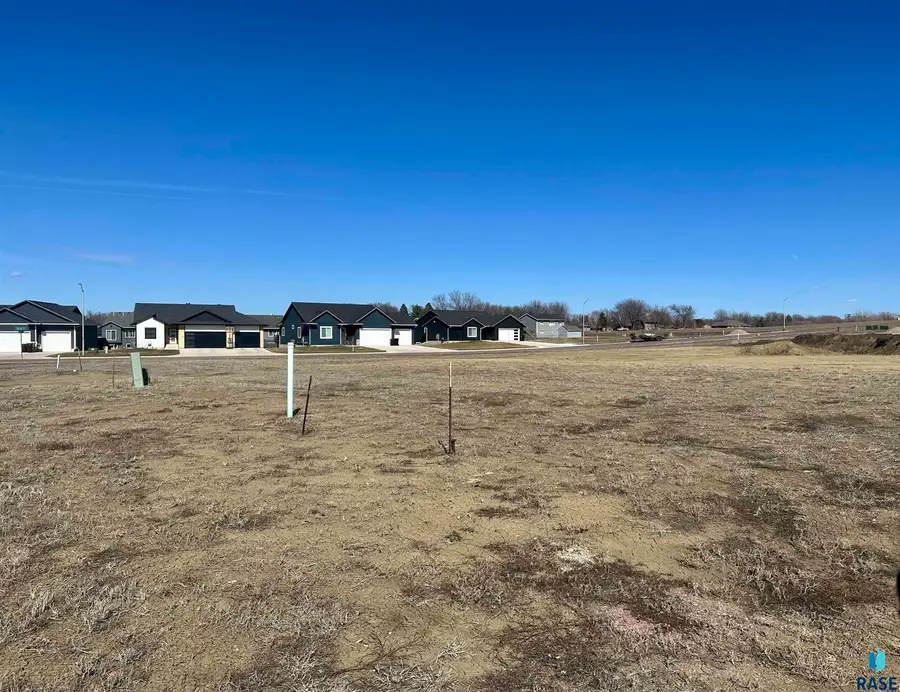 904 Sundance St, Valley Springs, SD 57068 - #3