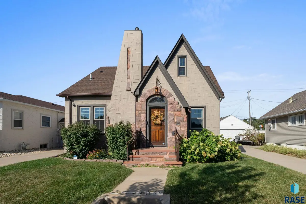 1909 S Dakota Ave, Sioux Falls, SD 57105 - #1
