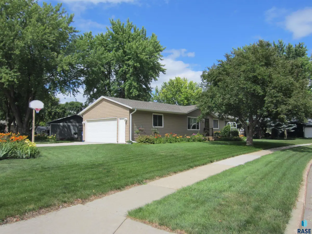 6512 W Essex Dr, Sioux Falls, SD 57106 - #1