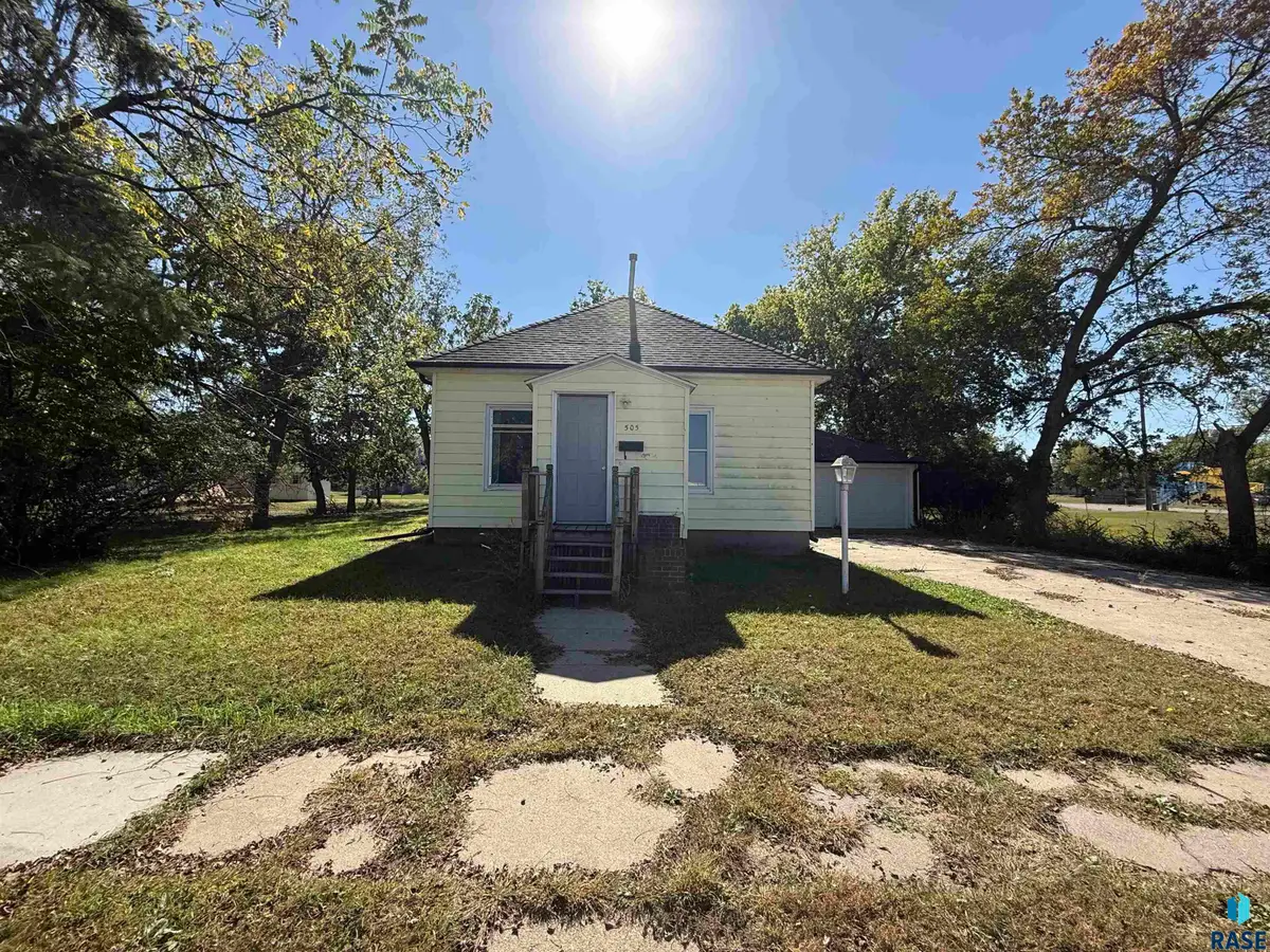 505 W 1st Ave, Flandreau, SD 57028 - #1