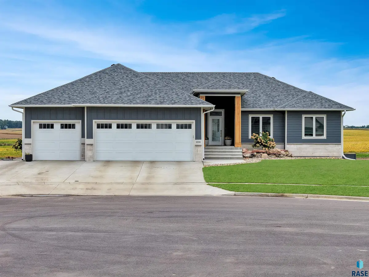 1016 Putter Cir, Dell Rapids, SD 57022 - #1