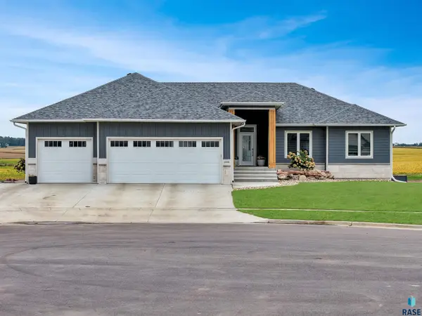 1016 Putter Cir, Dell Rapids, SD 57022