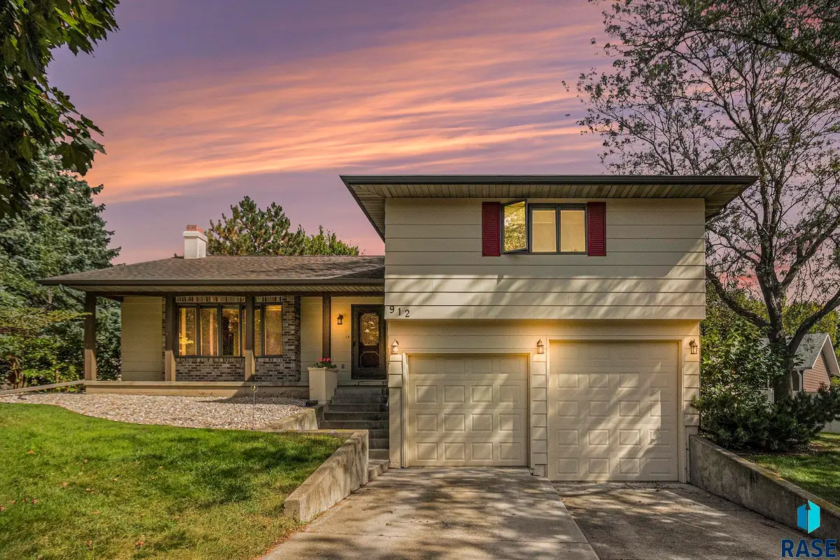 912 Jennifer St, Madison, SD 57042 - #1